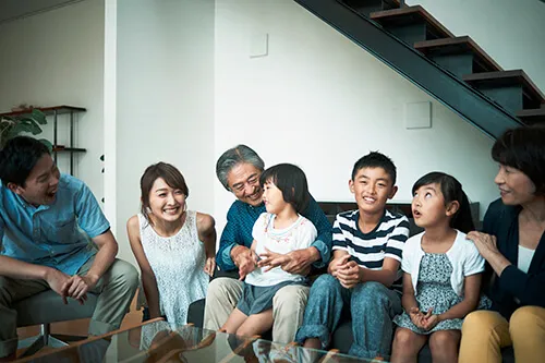 家族で相談する様子