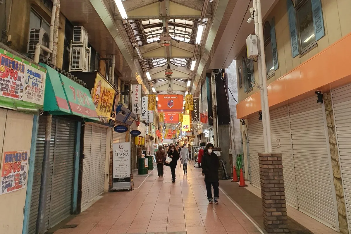 大宮の商店街アーケードに並ぶ店舗